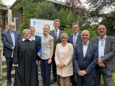 BU: Gratulieren zur Berufung als neue Geschäftsführerin des Bethesda (v. li.): Dipl.-Oec. Uwe M. Junga, Kaufm. Vorstand der Bethanien Diakonissen-Stiftung und Vorsitzender der Gesellschafterversammlung, Dr. Angela Rascher, Leiterin, AGAPLESION Institut für Theologie – Diakonie – Ethik,  Dr. Enrico Monaca, (Klavier) Ltd. Oberarzt, Klinik für Anästhesiologie und Intensivmedizin, AGAPLESION BETHESDA KRANKENHAUS WUPPERTAL, Dr. Cornelia Sack, Geschäftsführerin AGAPLESION BETHESDA KRANKENHAUS WUPPERTAL, Dr. Carsten Gerhardt, Vorsitzender der Wuppertalbewegung, Initiator Circular Valley, Unternehmensberater, Kirsten Schwenke, Juristische Vorständin des Diakonischen Werkes Rheinland-Westfalen-Lippe e.V. - Diakonie RWL, Prof. Dr. med. Bernd Sanner, Ärztlicher Direktor und Chefarzt der Medizinischen Klinik, AGAPLESION BETHESDA KRANKENHAUS WUPPERTAL, Dr. Markus Horneber, Vorstandsvorsitzender AGAPLESION gAG, Jörg Marx, Stellv. Vorstandsvorsitzender AGAPLESION gAG.  ©AGAPLESION BETHESDA KRANKENHAUS WUPPERTAL)