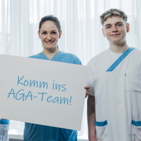 csm_Pflegezubis_Schild_Komm-ins-AGA-Team_db7bb836e6.png