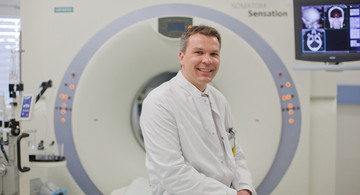 Radiologe Dr. Cornel Haupt vor CT