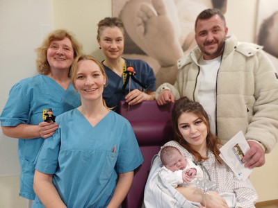 Elva mit Eltern und Geburtshilfe-Team
