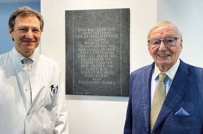 Prof. Dr. med. Bernd Sanner, Ärztlicher Direktor des Krankenhauses und Chefarzt der Medizinischen Klinik am Bethesda mit Spender Eberhard Robke.