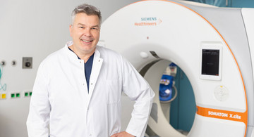 Radiologe Dr. Cornel Haupt vor CT